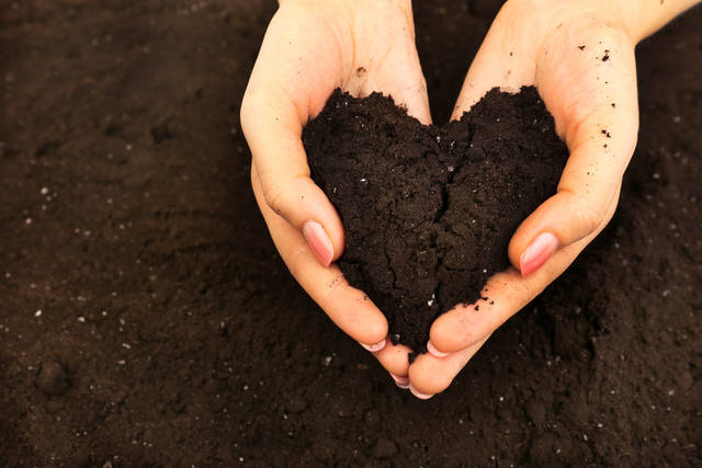 土の処分方法にお困りの方必見 簡単に土の再生ができる 土の再生材をご紹介