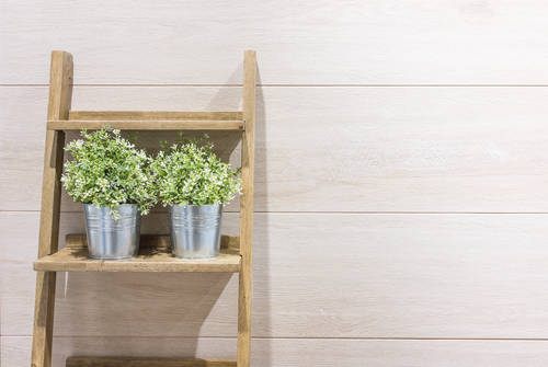 省スペースでも鉢植えをおしゃれに飾れる 木製やアイアン製の便利なガーデンラック特集