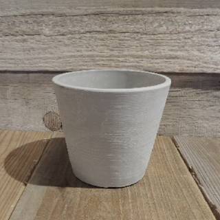 陶器のような質感が美しいプラスチック鉢です。鉢底に...