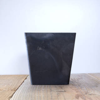 陶器のような質感が美しいプラスチック鉢です。鉢底に...