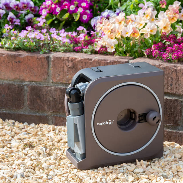 ホースは青だけじゃない 家の外観や庭の雰囲気に合うおしゃれなホースリールをご紹介